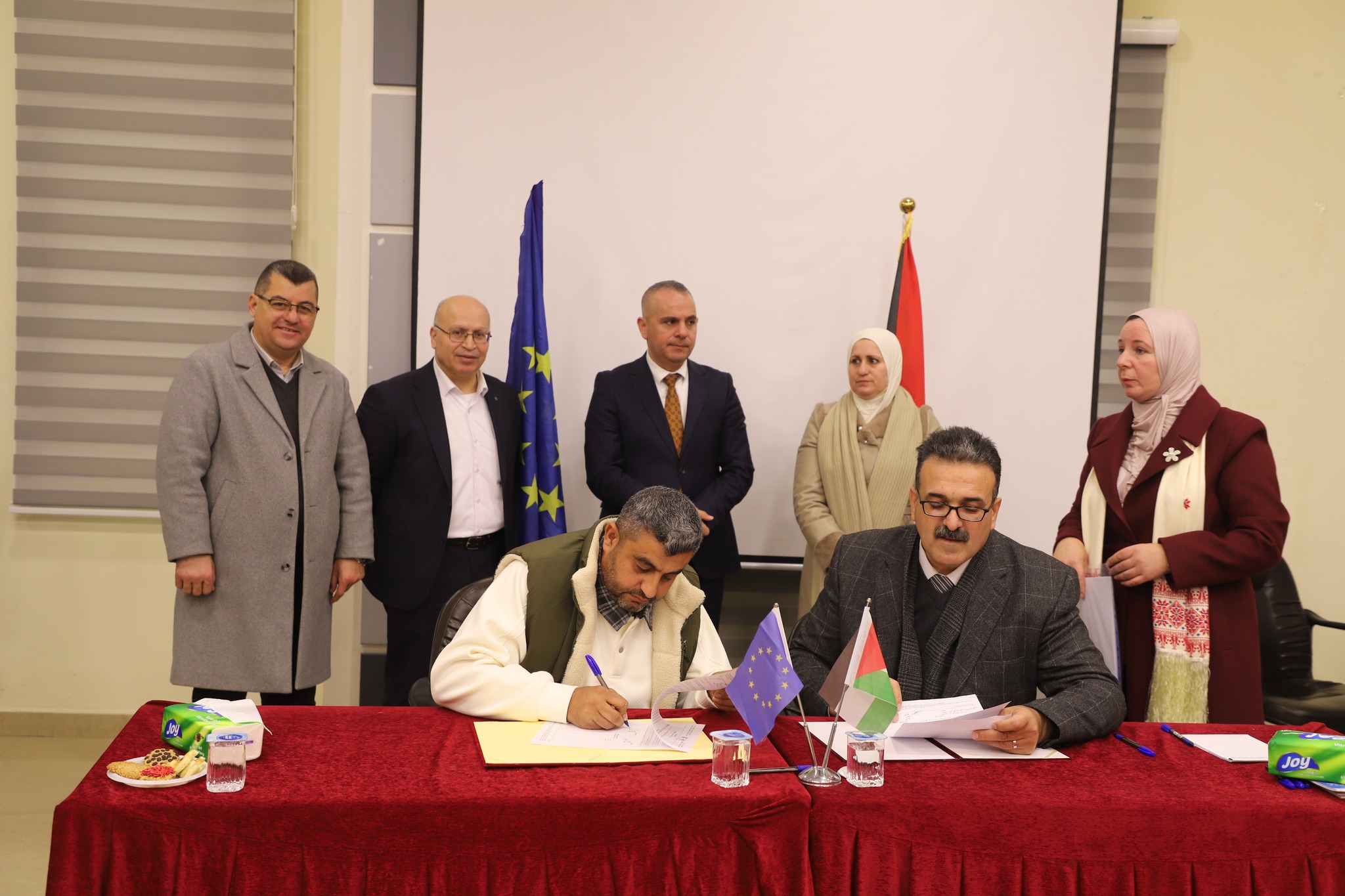 Ministry of Agriculture: Signing (16) project agreements for farmers who met the documentation of damages, worth (862) thousand shekels in Hebron and Bethlehem, within the framework of the agricultural assistance program funded by the European Union 28