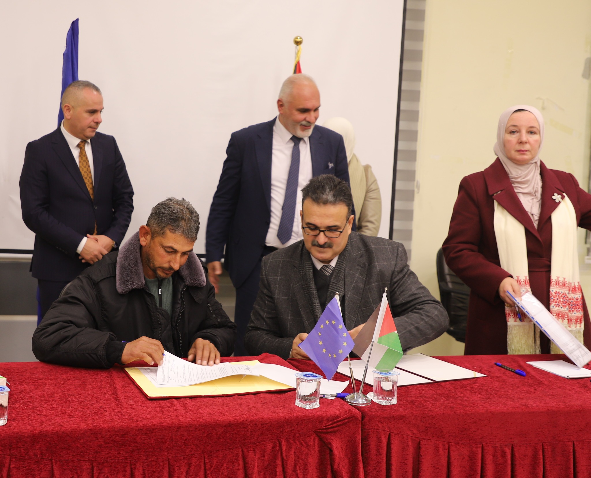 Ministry of Agriculture: Signing (16) project agreements for farmers who met the documentation of damages, worth (862) thousand shekels in Hebron and Bethlehem, within the framework of the agricultural assistance program funded by the European Union 21
