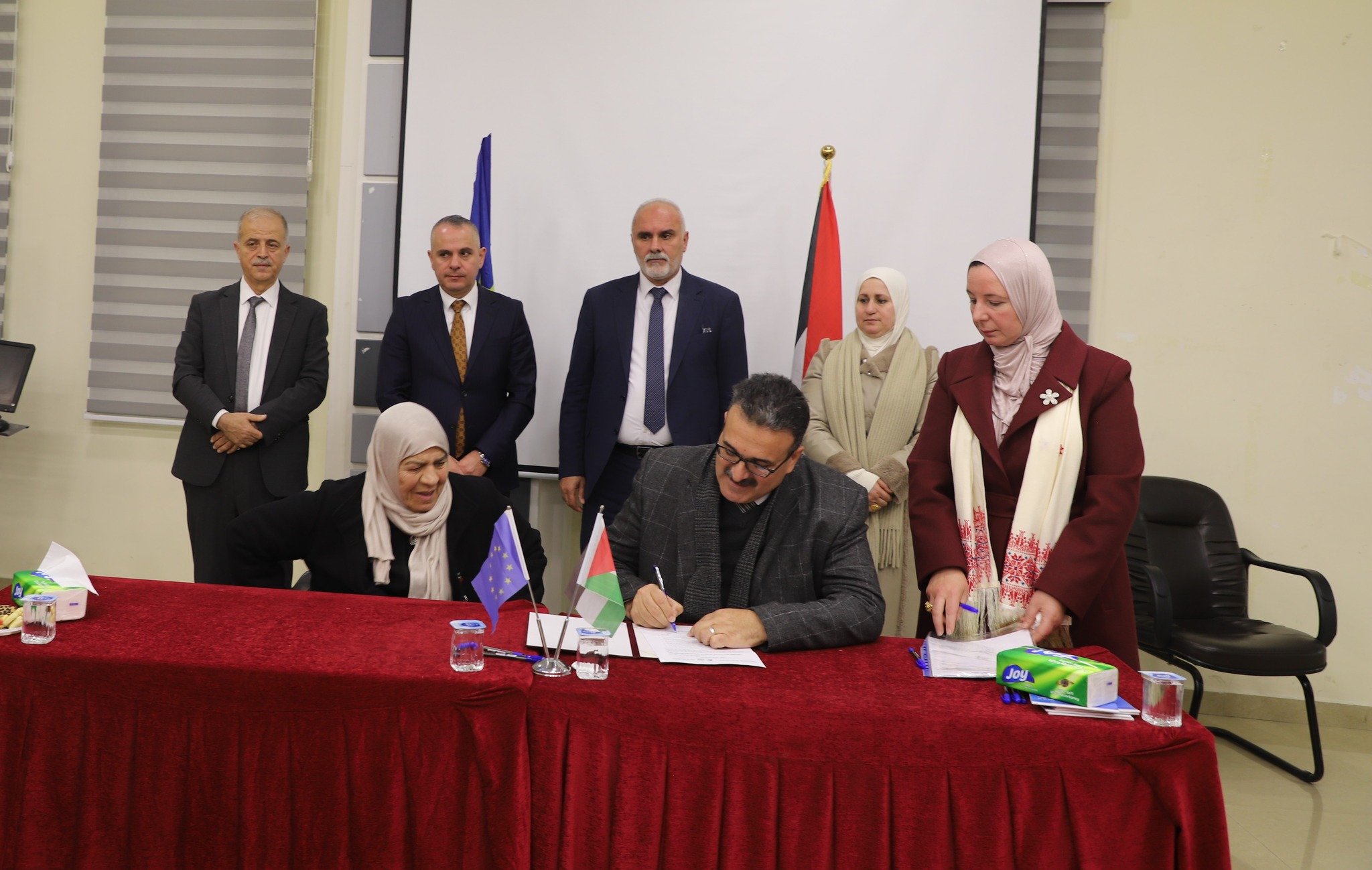 Ministry of Agriculture: Signing (16) project agreements for farmers who met the documentation of damages, worth (862) thousand shekels in Hebron and Bethlehem, within the framework of the agricultural assistance program funded by the European Union 19