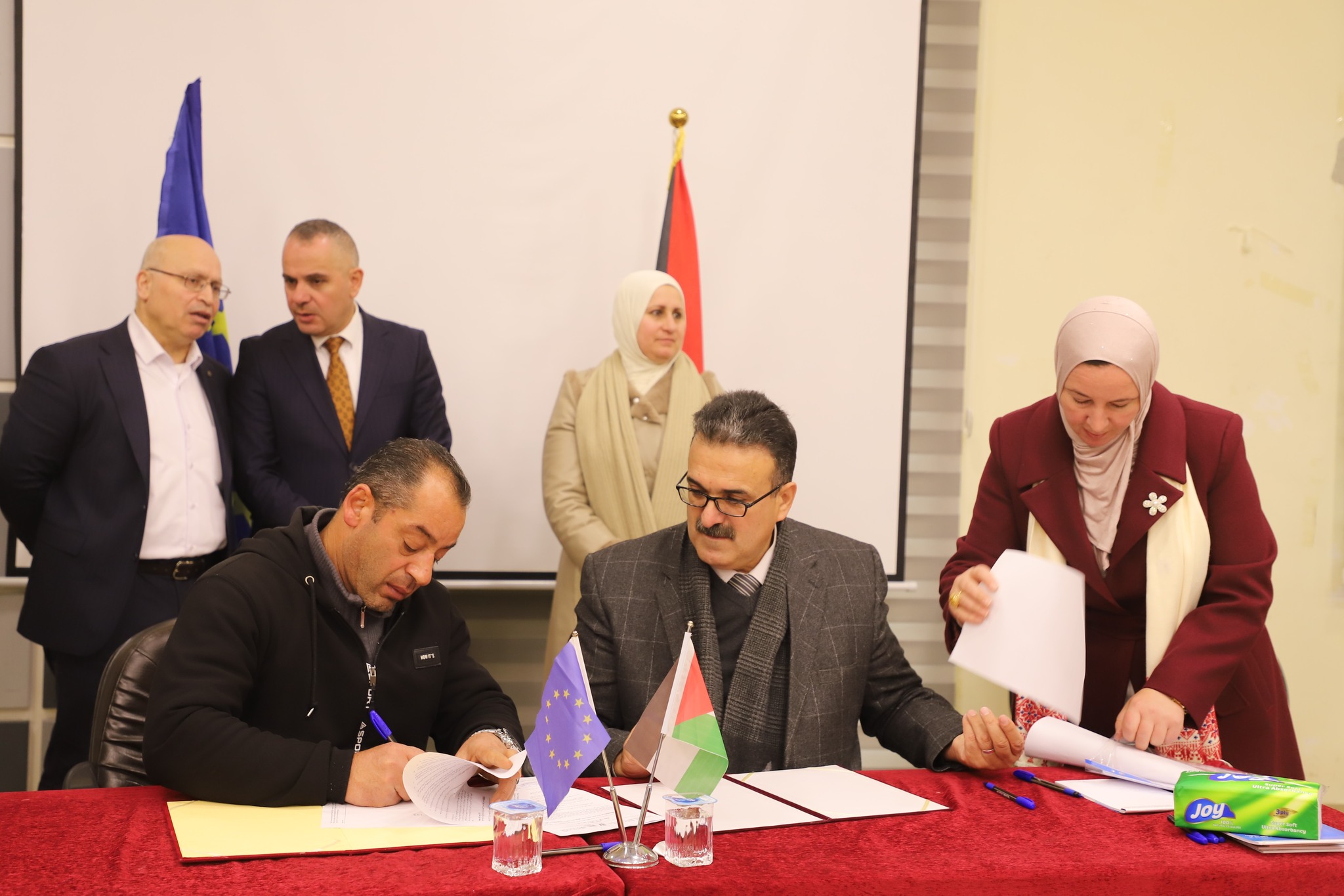 Ministry of Agriculture: Signing (16) project agreements for farmers who met the documentation of damages, worth (862) thousand shekels in Hebron and Bethlehem, within the framework of the agricultural assistance program funded by the European Union 15