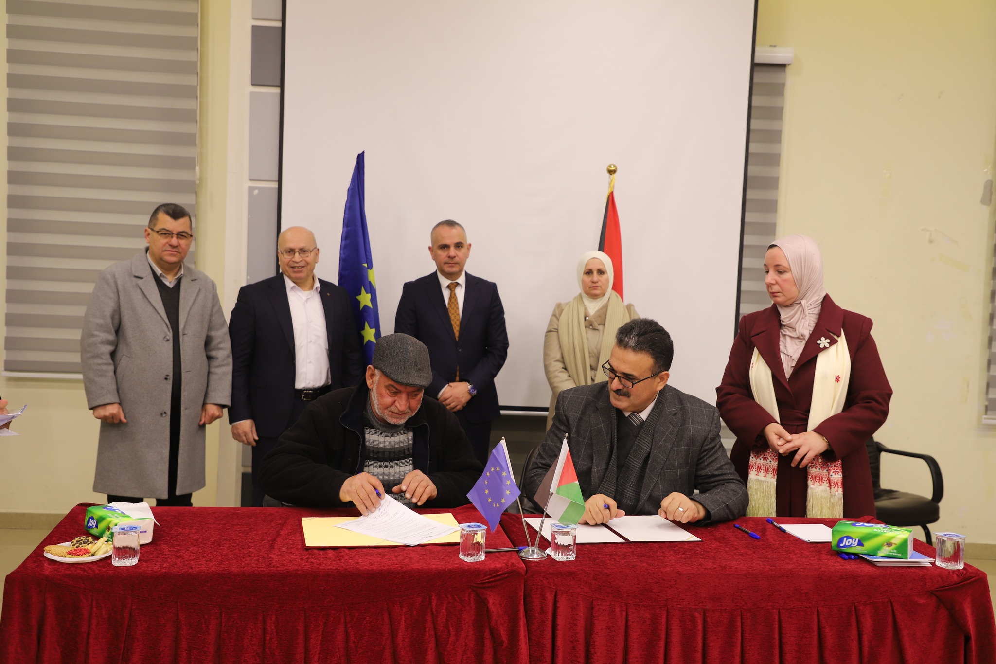 Ministry of Agriculture: Signing (16) project agreements for farmers who met the documentation of damages, worth (862) thousand shekels in Hebron and Bethlehem, within the framework of the agricultural assistance program funded by the European Union 10