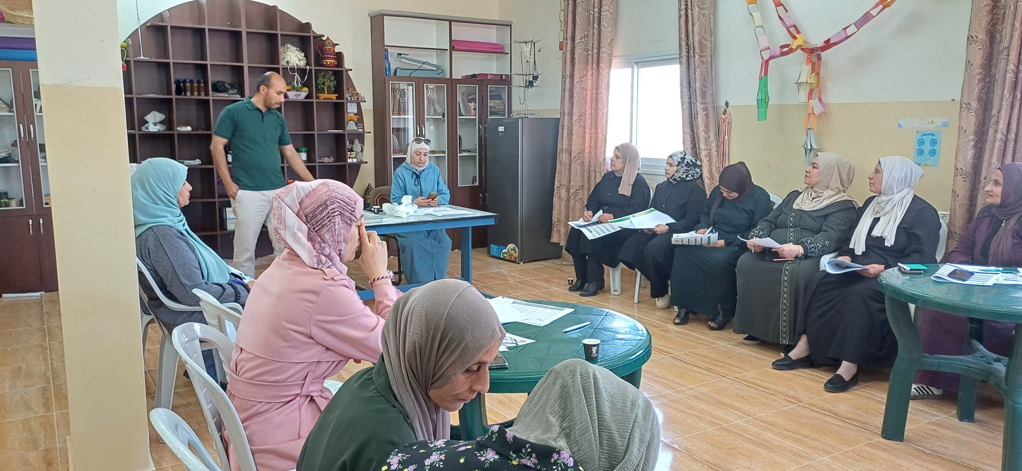 وزارة الزراعة: مديرية زراعة جنوب الخليل وبتمويل من الفاو تنفذ تدريباً متخصصاً في ادارة المزرعة لـ25 سيدة حول السلامة العامة وتصنيع منتجات الحليب في قرية سكا.