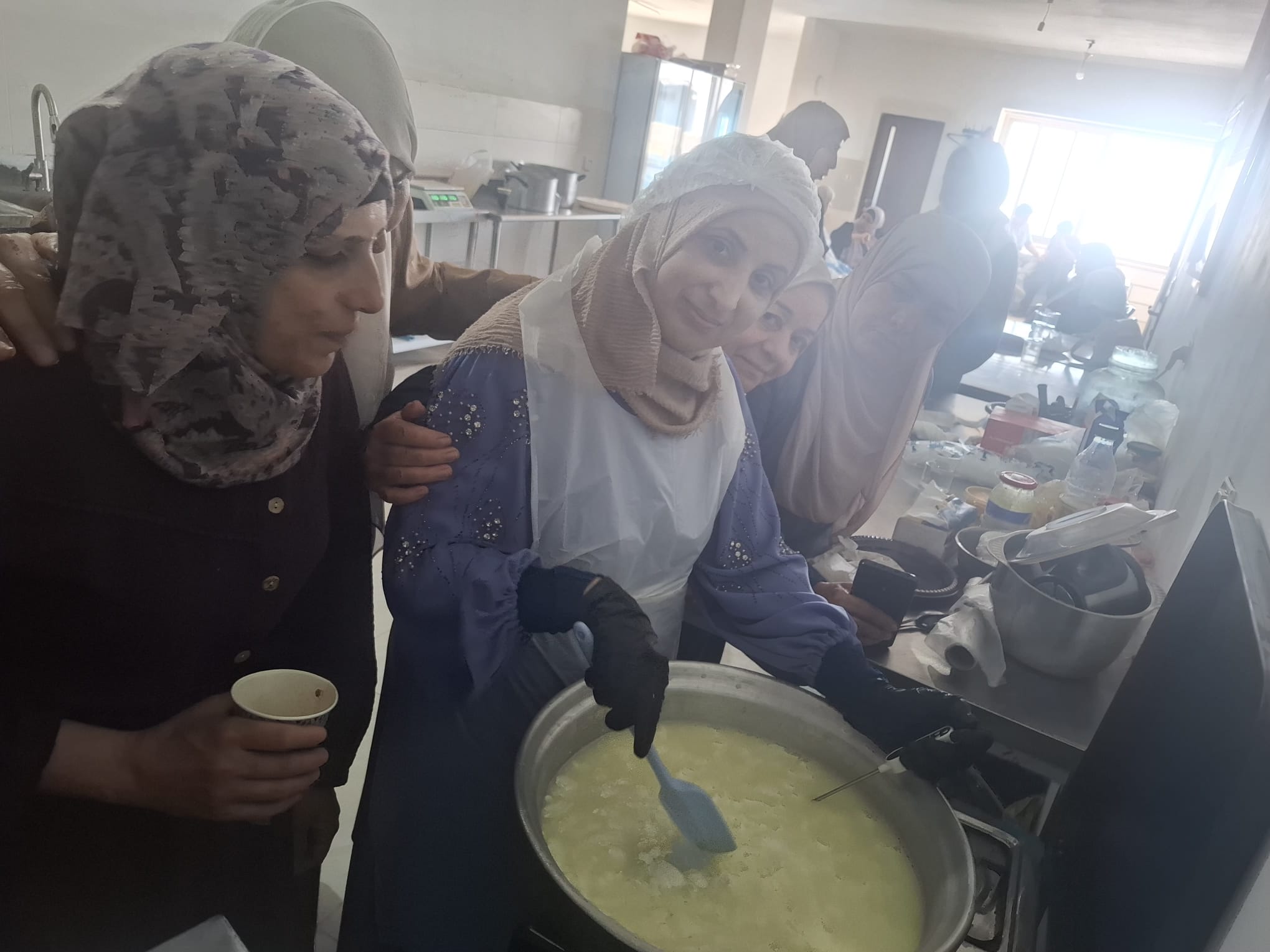 وزارة الزراعة: بتمويل من الفاو زراعة القدس تنفذ تدريباً لـ20 مستفيدة من جمعية أبو ديس التعاونية لإنماء الثروة الحيوانية حول السلامة العامة لتصنيع منتجات الحليب والإدارة الجيدة للمزرعة