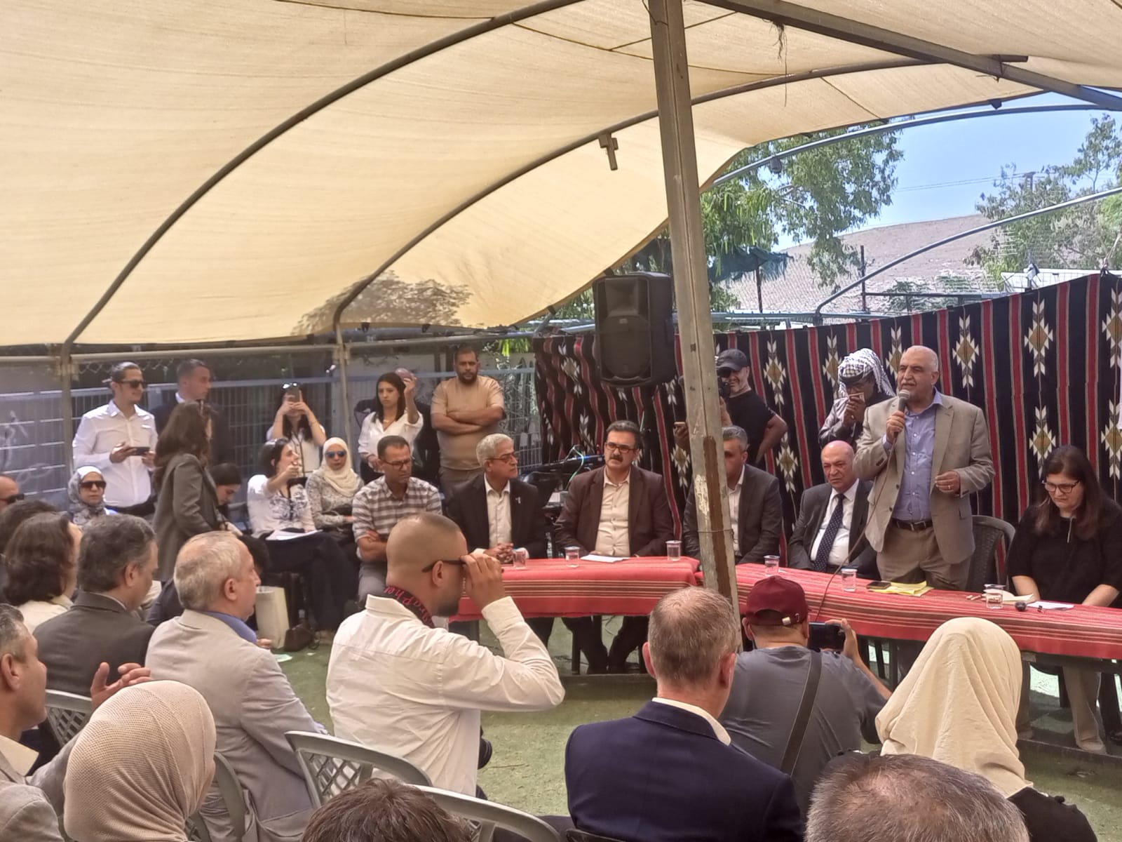 بمشاركة وزارة الزراعة ووفد حكومي ودبلوماسي وإعلامي واسع.. زيارة رسمية إلى الخان الأحمر دعماً لصمود التجمعات البدوية ورفضاً لمخططات التهجير