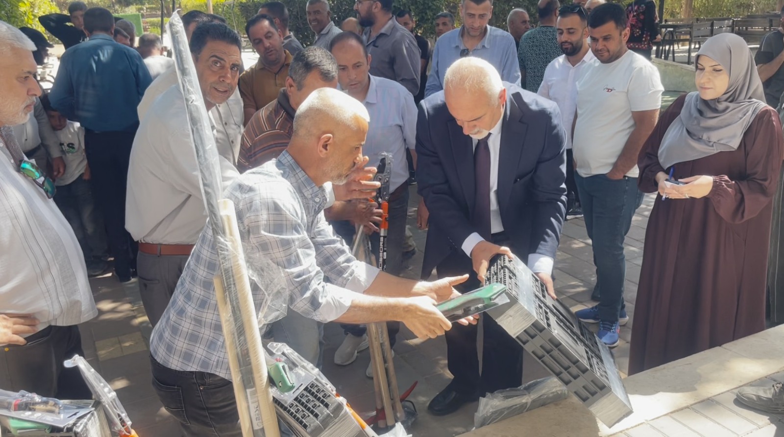 بحضور أكثر من 500 مزارع... وزير الزراعة يسلم منح ويطلق مشاريع زراعية في دورا وبلداتها والظاهرية والرماضين.