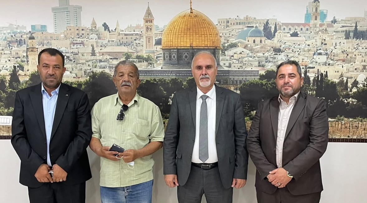 وزير الزراعة وبلدية ترقوميا يبحثان الاحتياجات الزراعية ومشاريع خضراء لتعزيز الزراعة وحماية البيئة في البلدة.