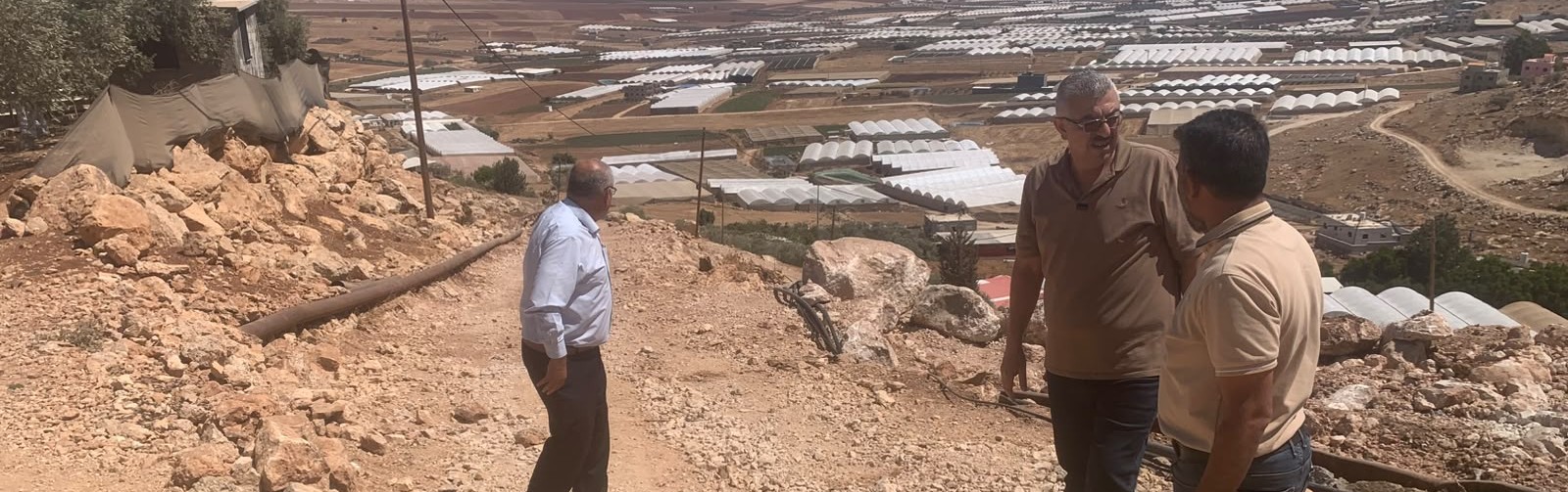 🔴 وزارة الزراعة وبلدية طمون تنفذان أعمال شق وتأهيل طرق زراعية بطول 5 كم لخدمة 3 آلاف دونم وتعزيز وصول المزارعين إلى أراضيهم.