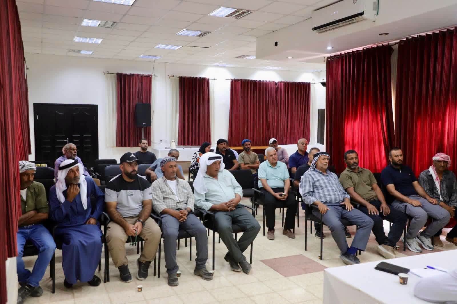 🔴 وزارة الزراعة: زراعة أريحا والأغوار تبحث تحت رعاية محافظ المحافظة مع 21 مزارعاً إجراءات الاستفادة من منح زراعية بقيمة نحو 957 ألف شيكل لدعم وتطوير مشاريعهم الزراعية.