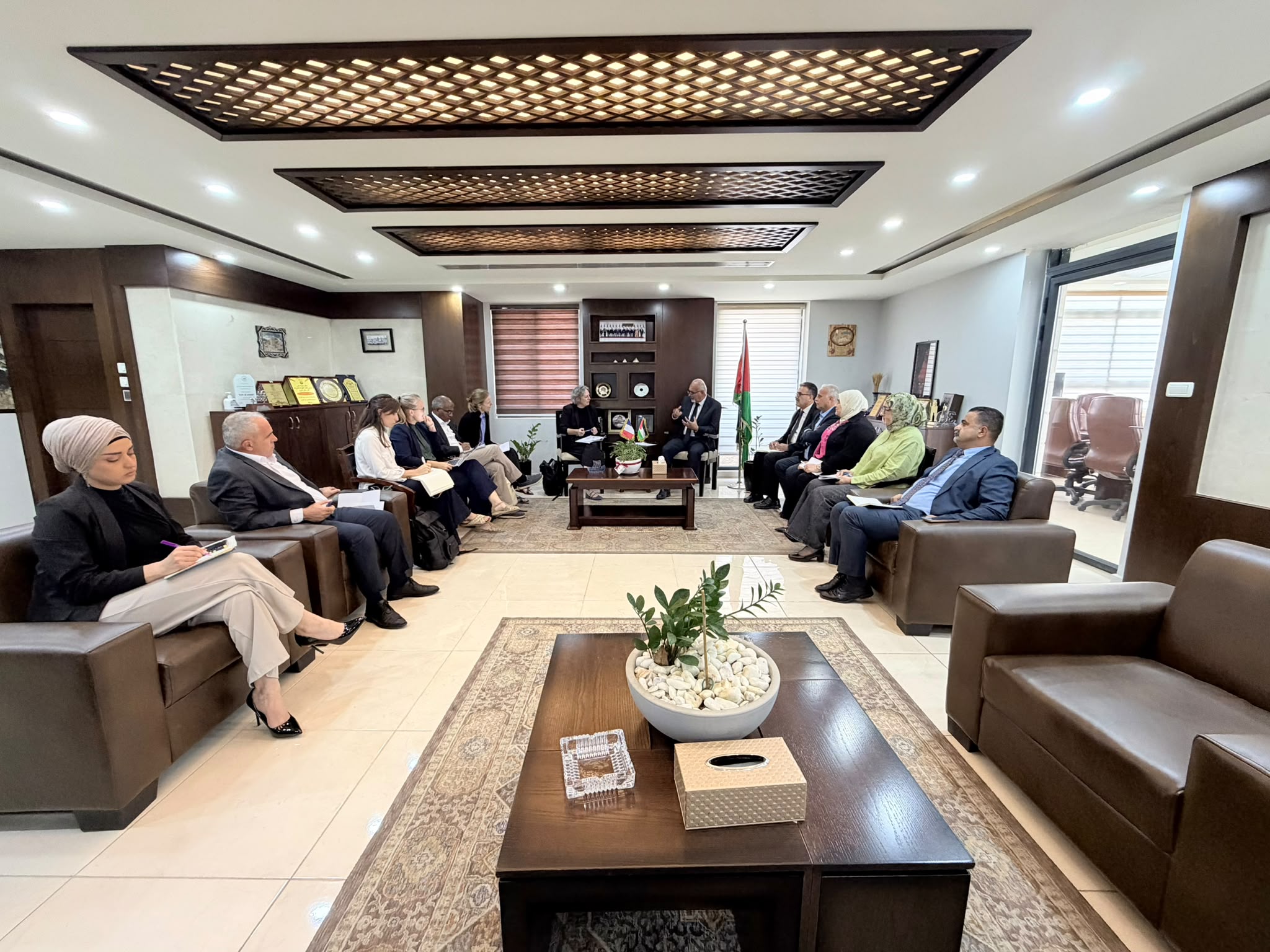 🔴 وزارة الزراعة: سليمية يبحث مع الوكالة الفرنسية للتنمية توسيع استخدام المياه المعالجة في الزراعة وتعزيز الأمن المائي في فلسطين.