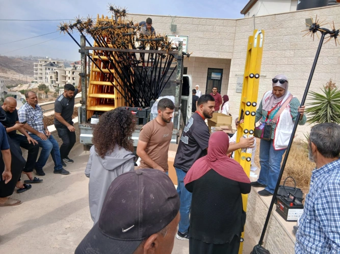 🔴 وزارة الزراعة: بإشراف ومشاركة زراعة القدس ومحافظة القدس، الإغاثة الدولية توزّع 48 قطّافة زيتون وسلالم ومفارش ومقصات على مزارعي مخماس لدعمهم خلال موسم القطاف.
