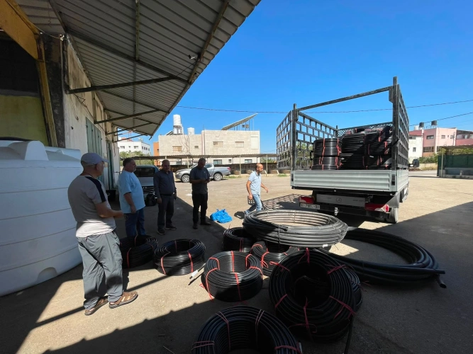وزارة الزراعة: مديرية زراعة سلفيت وأوكسفام والمركز الفلسطيني وشركة الريف تطلق توزيع مستلزمات زراعية لدعم 145 مزارعاً ضمن مشروع "تعزيز الذهب الأخضر للاقتصاد الفلسطيني" الممول من صندوق شراكة الأعمال الخضراء (DGBP) من خلال وزارة الخارجية الدنماركية.