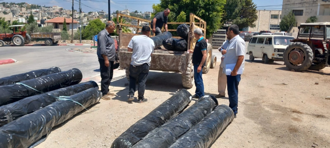 وزارة الزراعة: بإشراف ومشاركة مديرية زراعة جنين، الإغاثة الزراعية توزع 126 لفة شبك تظليل لـ34 مزارعاً في عرابة وجنين ومرج بن عامر واليامون والسيلة الحارثية وتعنك ورمانة وعانين بدعم هولندي.