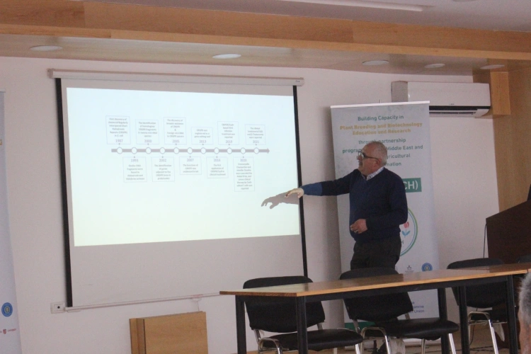 Ministry of Agriculture: The National Agricultural Research Center (NARC) and Al-Quds Open University organize a workshop on biotechnology applications in plant improvement