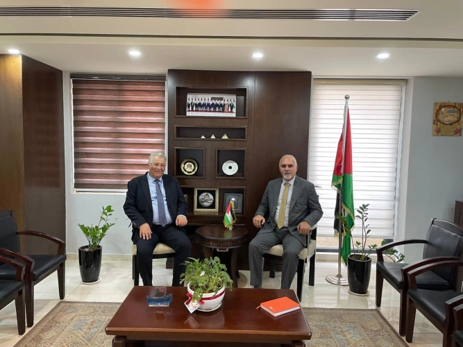 The Minister of Agriculture receives the Chair of Al-Quds University to discuss ways to strengthen mutual cooperation in the agricultural, research, and academic fields.
