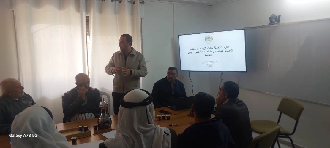 Ministry of Agriculture: Hebron Agriculture Directorate holds a training workshop on combating fruit flies on grapes in cooperation with the Red Cross