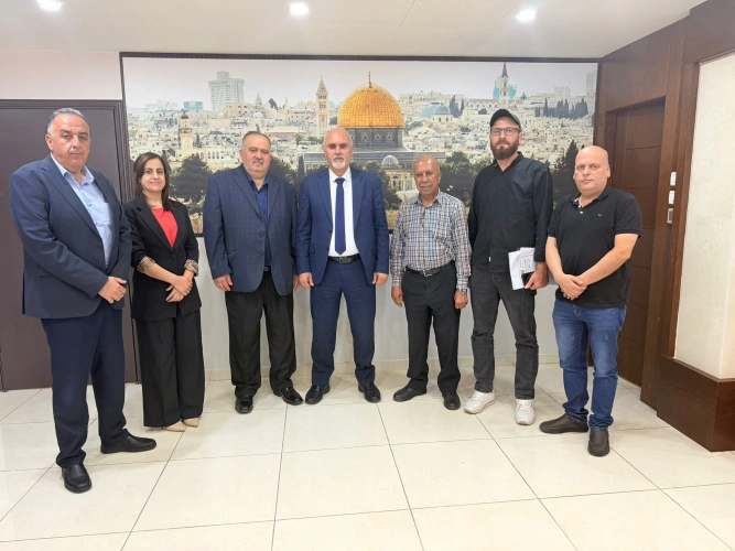 Slaimiya discusses with a delegation from Turmus Aya Municipal Council, seeking to protect agricultural lands in the town and strengthen the steadfastness of its citizens