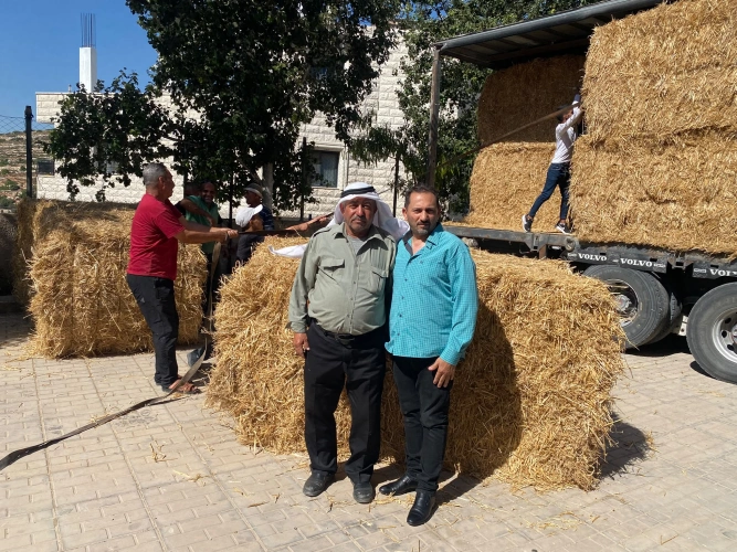 The Ministry of Agriculture distributes 14 bales of straw (large size, weighing 450 kg per bale) and 14 water tanks in support of the resilience of farmers and livestock breeders.