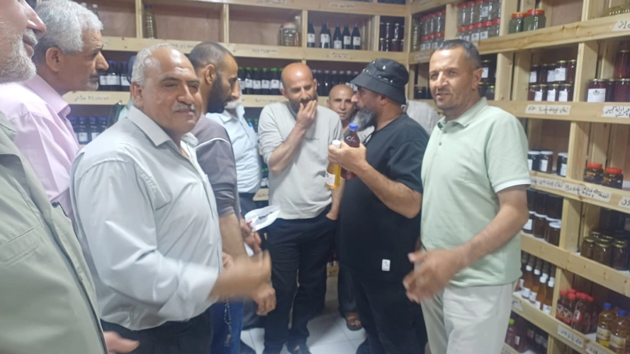 Ministry of Agriculture: As part of the EVAP 3 project, North Hebron Agriculture and JICA conduct a field tour for 20 farmers from Al-Shuyoukh to learn about successful models in agricultural marketing in Bethlehem.