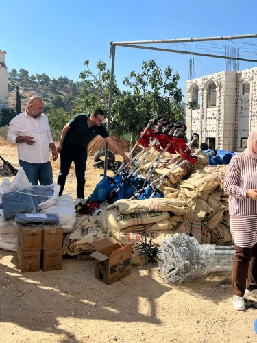 Under the supervision and participation of the North Hebron Agriculture Directorate, 13 olive harvesters, 52 plastic sheeting, 660 burlap sacks and other agricultural equipment were delivered to olive farmers in Beit Ula with funding from the (UNDP).