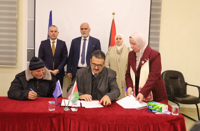 Ministry of Agriculture: Signing (16) project agreements for farmers who met the documentation of damages, worth (862) thousand shekels in Hebron and Bethlehem, within the framework of the agricultural assistance program funded by the European Union