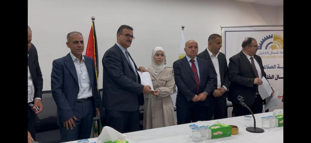 الحوامدة في حلحول يستكمل المرحلة الأولى من مشروع الوظائف الخضراء- المحاصيل الحقلية والعلفية بالشراكة مع "الفاو" ويسلّم منحاً مالية لـ286 مستفيداً من بلدات شمال الخليل صوريف، بيت امر، الشيوخ، وشيوخ العروب.