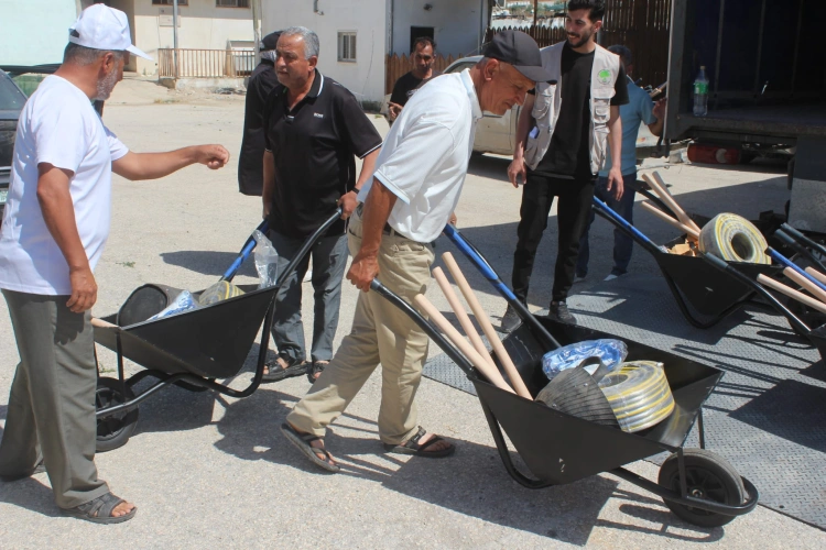 Under the supervision of the Ithna/Hebron Agriculture Department, the Land Research Center distributed agricultural equipment to 20 farmers in Ithna through an afforestation and climate adaptation project