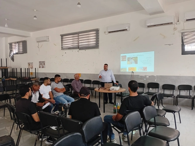 Ministry of Agriculture: Ramallah and Al-Bireh Agriculture concludes a training course on post-honey harvesting procedures with the participation of 15 beekeepers in the town of Deir Abu Mash&rsquo;al.