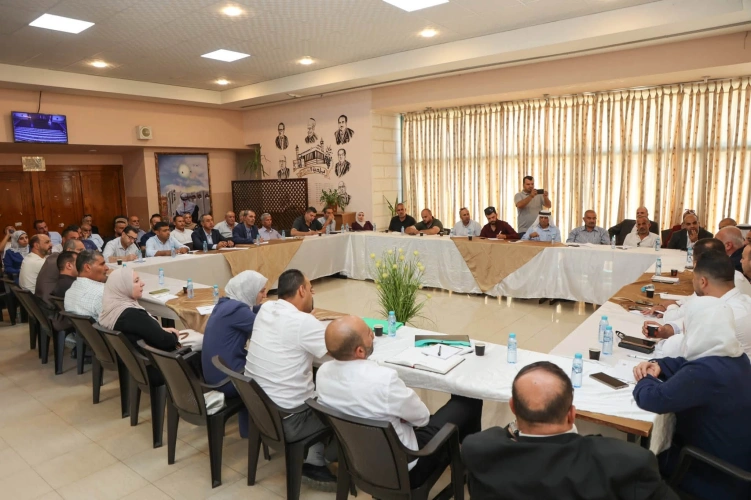 The Minister of Agriculture met with the heads and representatives of more than 20 municipalities and local authorities in Hebron to discuss the needs of the agricultural sector, as well as to strengthening agricultural planning