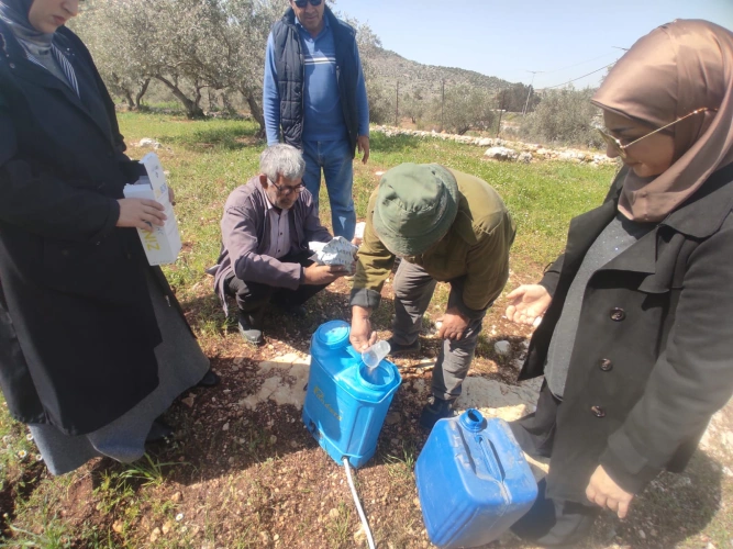 Ministry of Agriculture: Tulkarm Agriculture Directorate holds an orientation meeting for ten farmers in Anabta in cooperation with the Green Mountain of Olive Company