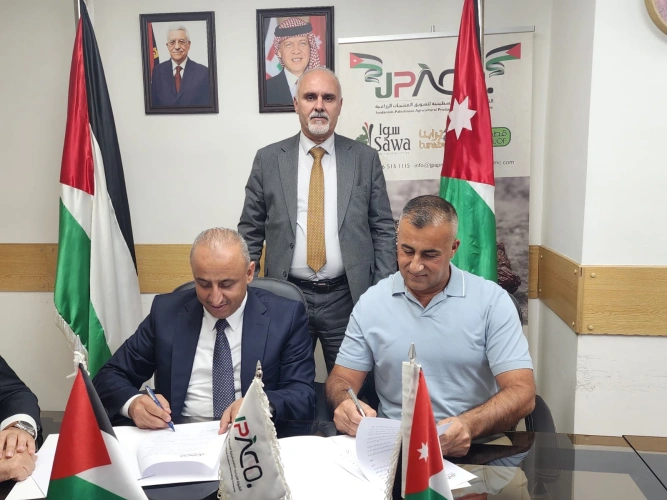 Under the patronage of the Minister Slaimiya, agreements were signed to export 1,700 tons of Palestinian agricultural products to the UAE and Jordan.
