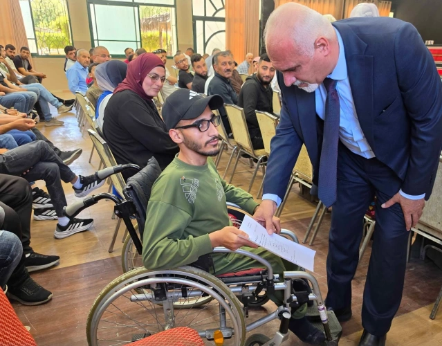 In the presence of more than 500 farmers... the Minister of Agriculture hands over grants and launches agricultural projects in Dura and its towns, Al-Dhahiriya and Al-Ramadin