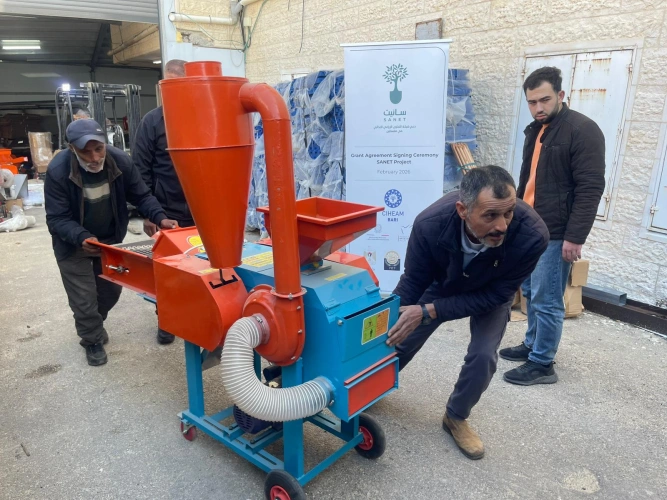 The Ministry of Agriculture received six pilot alternative feed projects in Dura worth 170,000 shekels under the “Sanet” program, supported by Italian Bari institute and Palestinian partners