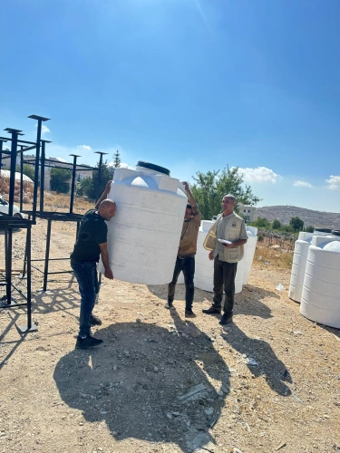 Ministry of Agriculture: Under the supervision and participation of the North Hebron Agriculture Directorate, ARIJ and the United Palestinian Appeal deliver home garden supplies to 15 beneficiaries in Beit Einoun.