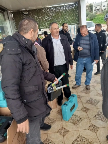 بإشراف ومشاركة وإرشاد وزارة الزراعة: الإغاثة الزراعية توزّع مستلزمات تقليم اللوزيات على 39 مزارعاً في بلدة عقابا.